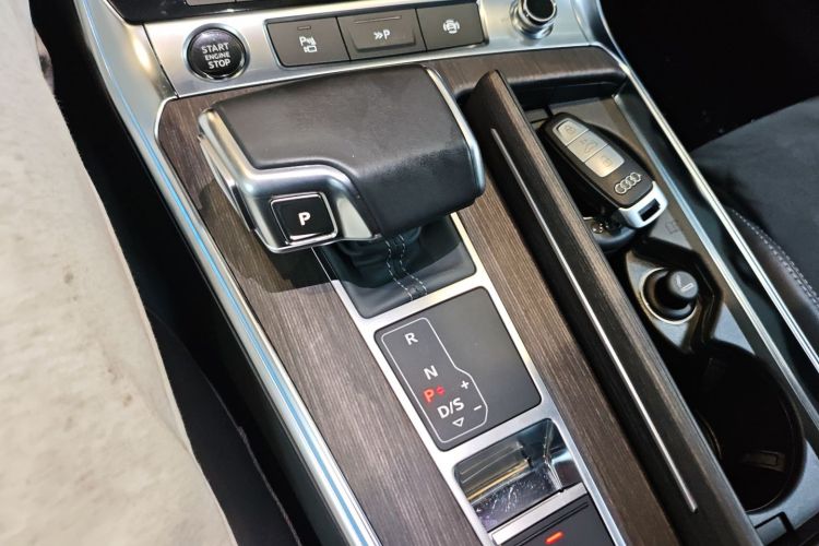 奥迪A7L 2022款 55 TFSI quattro S-line 志远型流晶套装局部细节18