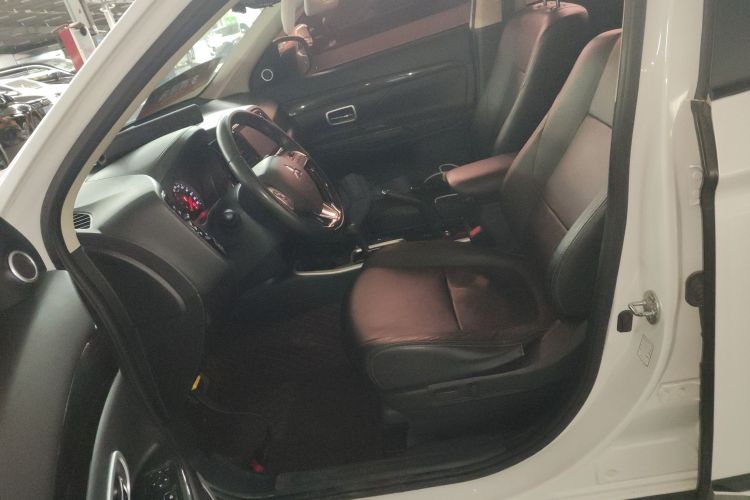 三菱 欧蓝德 2018款 2.0L 两驱荣耀版 5座中控内饰19