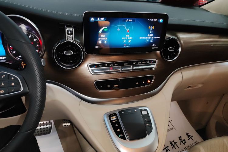 奔驰V级 2020款 V 260 L 长轴距豪华版中控内饰16