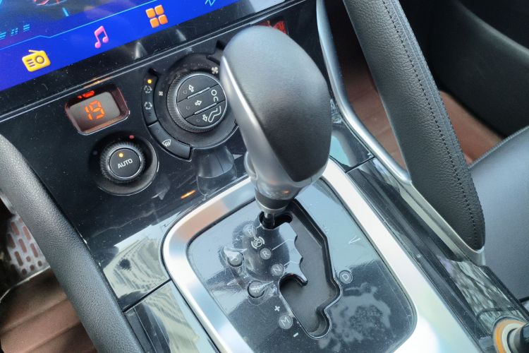 标致3008 2015款 2.0L 自动潮流版中控内饰18