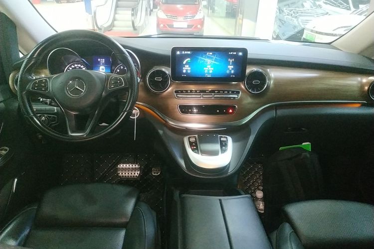 奔驰V级 2022款 V 260 L 长轴距尊贵版中控内饰12