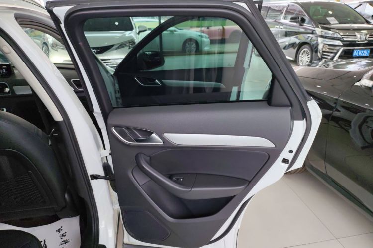 奥迪Q3 2018款 30周年年型 30 TFSI 时尚型中控内饰45