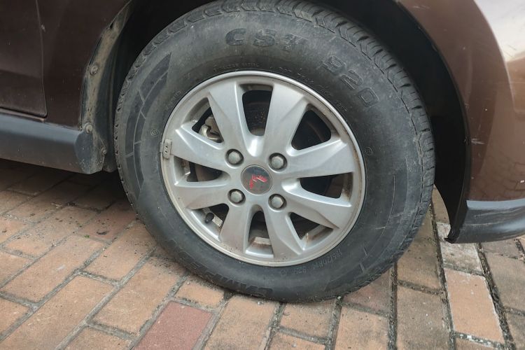 五菱汽车 五菱宏光 2014款 1.5L S自动豪华型车身外观10