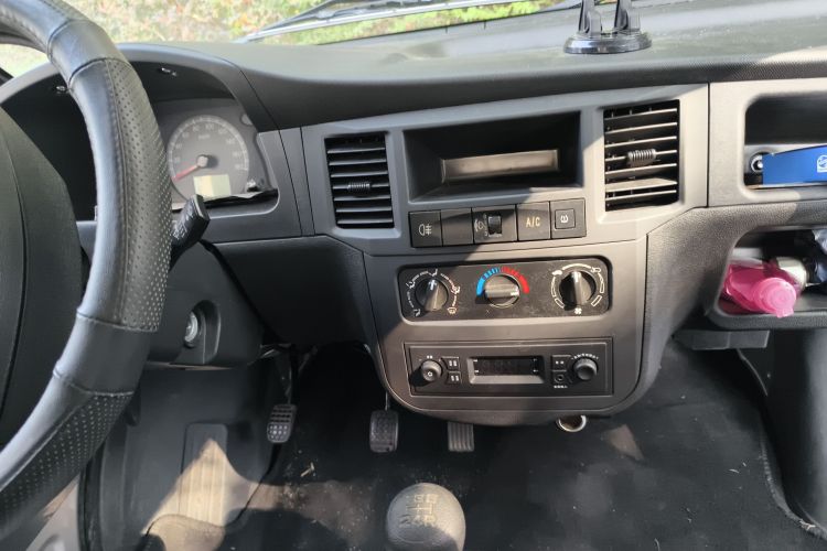 五菱汽车 五菱之光 2023款 1.5L 实用型 5/7座中控内饰16