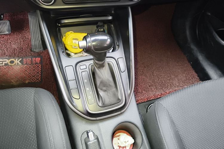 起亚 佳乐 2013款 2.0L 7座自动标准版 国IV中控内饰18