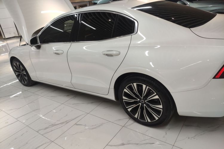 沃尔沃S60 2023款 B4 智远豪华版车身外观4