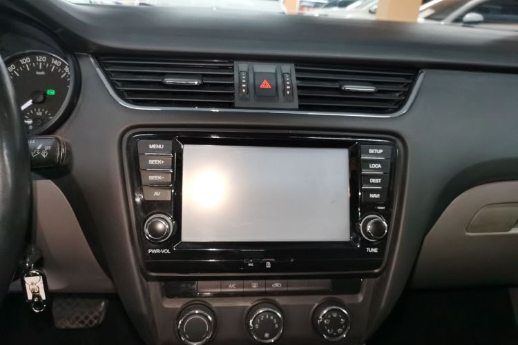 斯柯达 明锐 2015款 1.6L 自动逸俊版中控内饰16