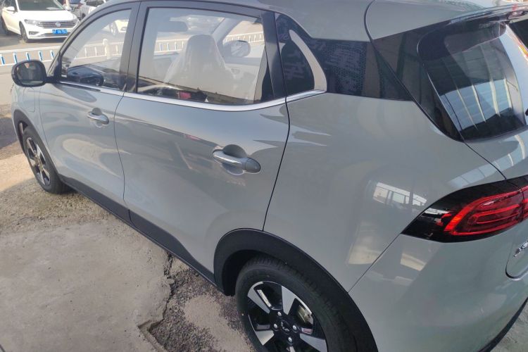 五菱汽车 五菱缤果PLUS 2024款 330km 五座版车身外观4