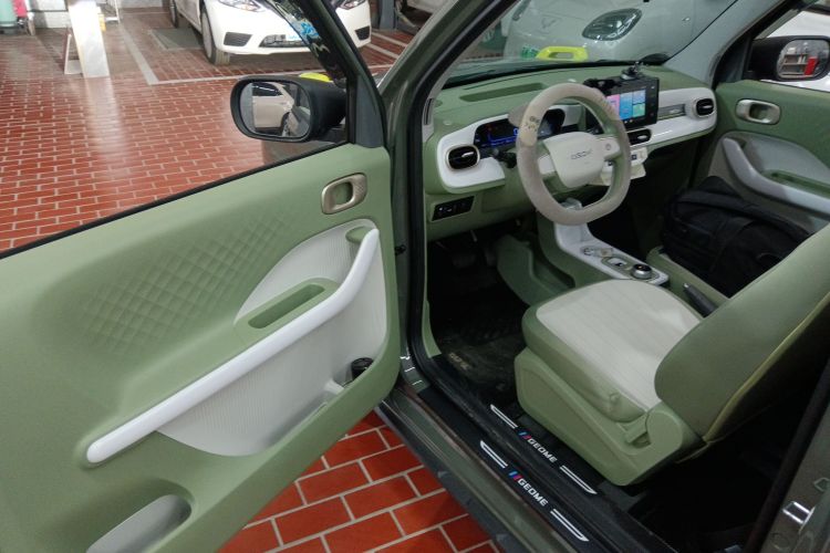 吉利银河 2025款 210km 熊猫骑士中控内饰7003