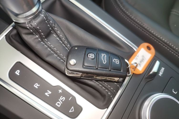 奥迪Q2L 2024款 35TFSI 时尚致雅型中控内饰7001