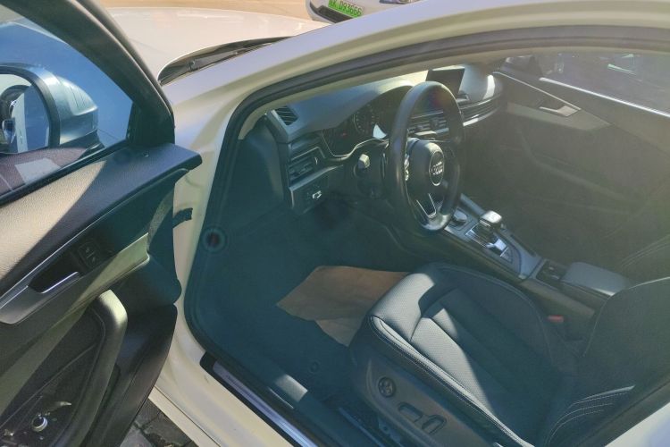 奥迪A4L 2019款 40 TFSI 进取型 国VI中控内饰20