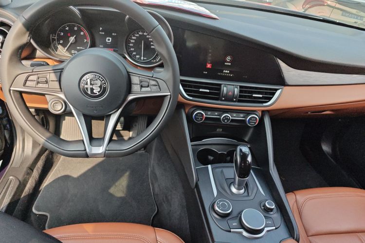 阿尔法·罗密欧 Giulia朱丽叶 2017款 2.0T 200HP 精英版中控内饰12