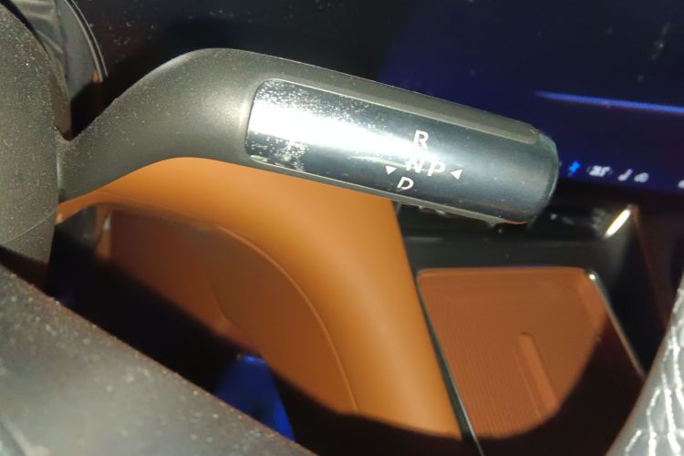 鸿蒙智行 问界M8 2025款 增程 Max+版 53.4kWh 6座版中控内饰18