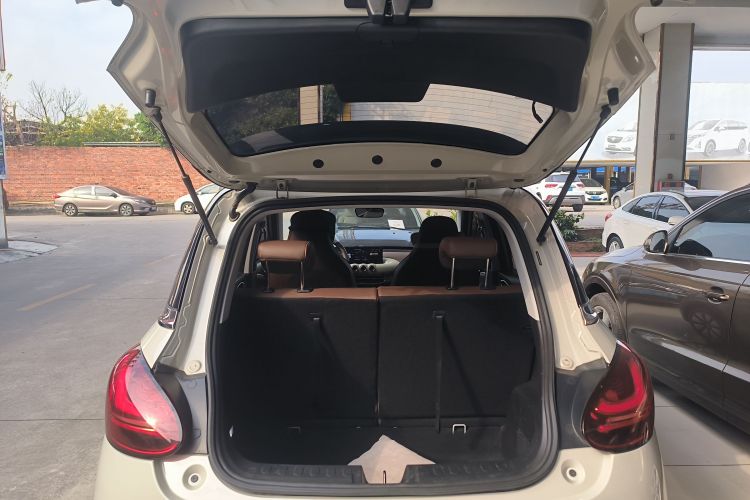 五菱汽车 五菱缤果 2023款 333km 灵犀互联+款机舱底盘23