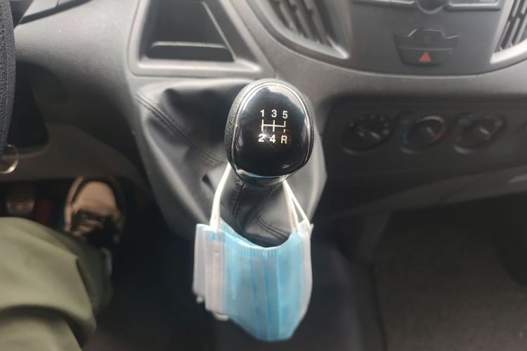 福特 全顺 2019款 2.0T柴油多功能商用车短轴低顶6座国VI中控内饰18