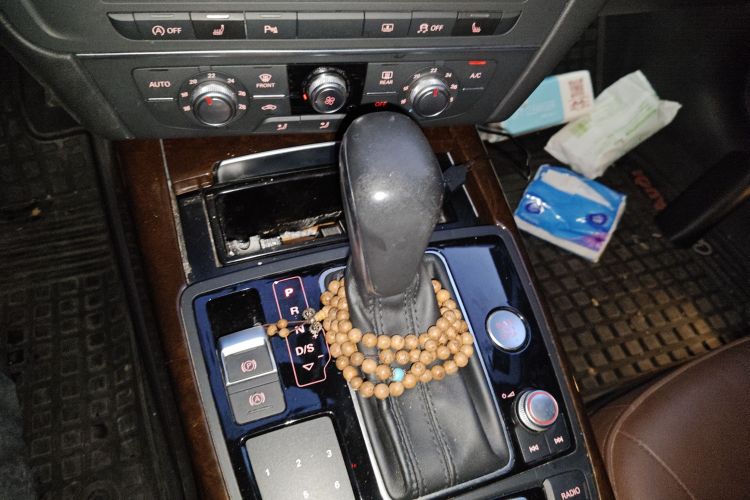 奥迪A6L 2017款 30 FSI 技术型中控内饰18