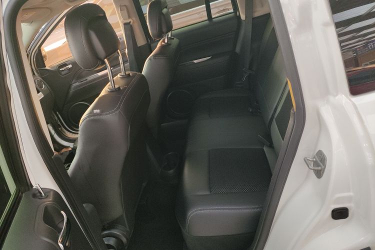 Jeep 指南者(进口) 2014款 改款 2.4L 四驱舒适版中控内饰21