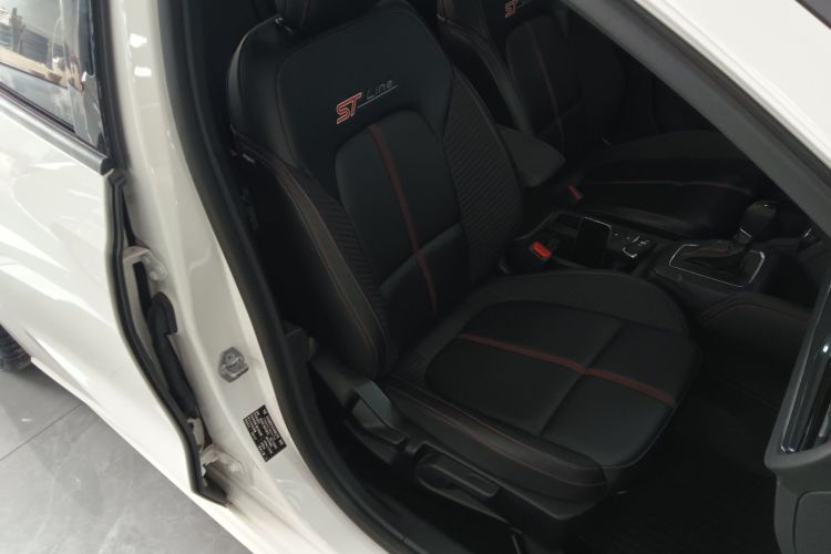 福特 福克斯 2022款 三厢 EcoBoost 180 自动ST Line局部细节41