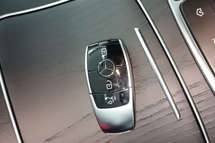 奔驰E级 2020款 改款 E 300 L 运动时尚型中控内饰7001