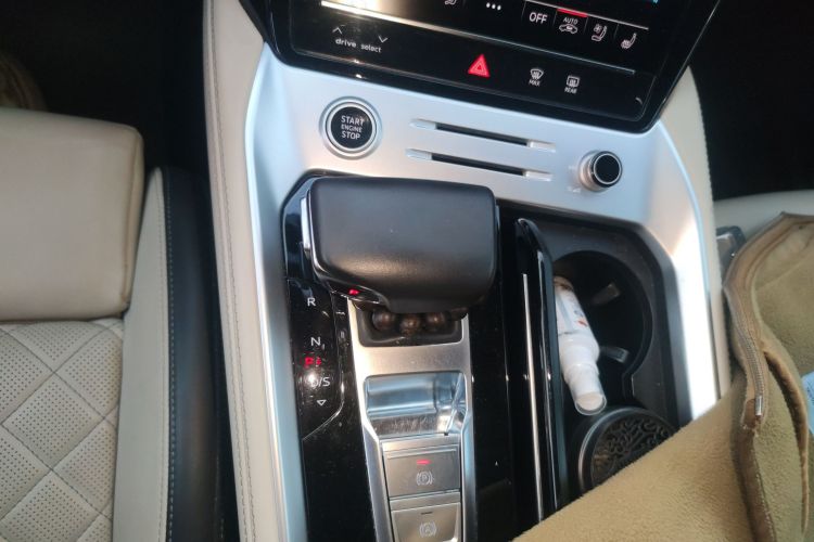 奥迪Q6 2023款 50 TFSI quattro 凌云版 edition one中控内饰18