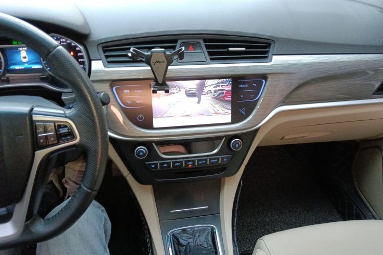 吉利汽车 帝豪 2017款 三厢百万款 1.5L 手动豪华型中控内饰16