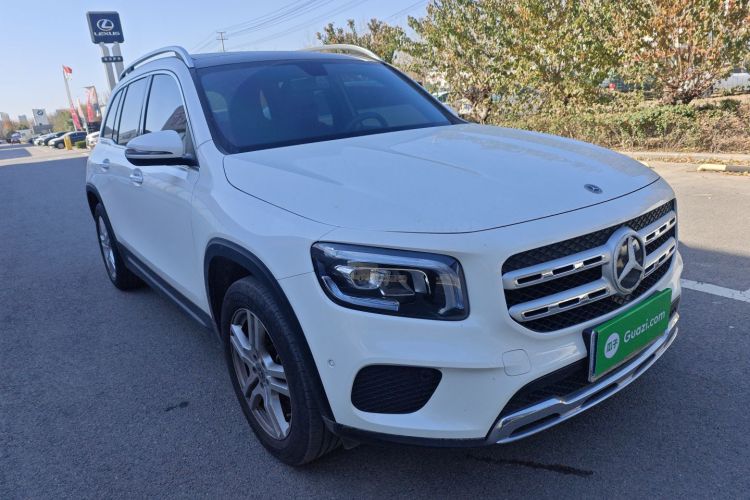 奔驰GLB 2023款 GLB 220 动感型车身外观3