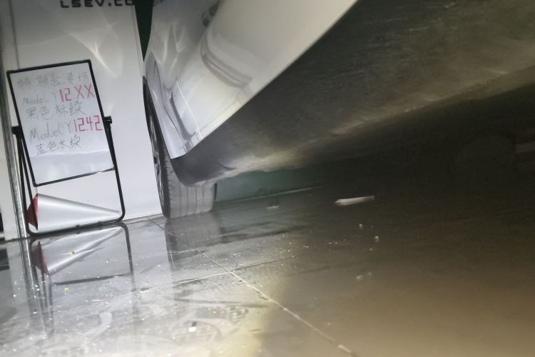 特斯拉 Model Y 2022款 长续航全轮驱动版局部细节9001