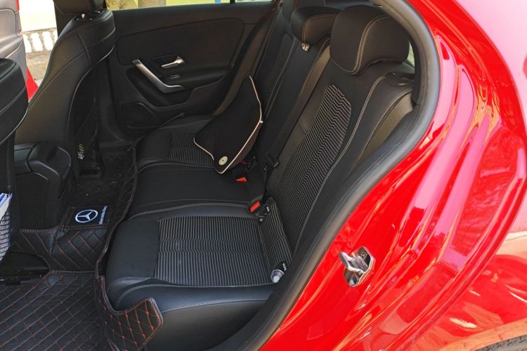 奔驰A级(进口) 2019款 A 200 动感型中控内饰7004