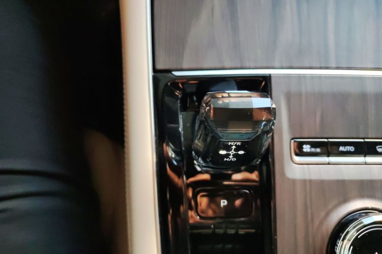 吉利汽车 星越L 2025款 东方曜 2.0TD 自动四驱望月版局部细节18