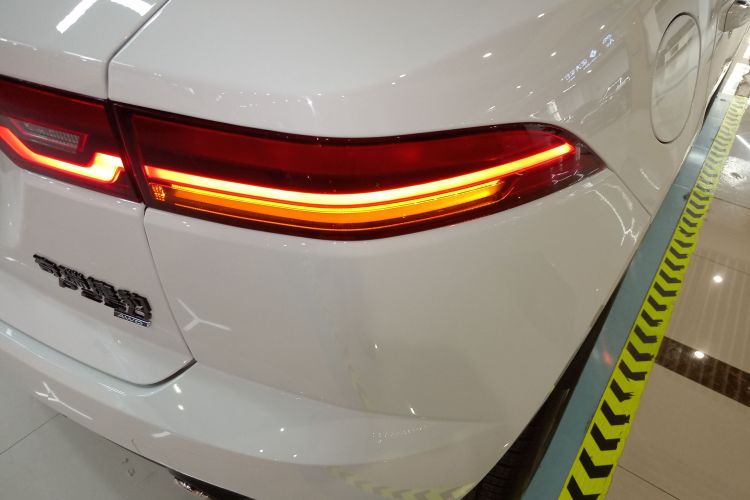 捷豹E-PACE 2024款 耀黑运动版 R-DYNAMIC SE BLACK车身外观9