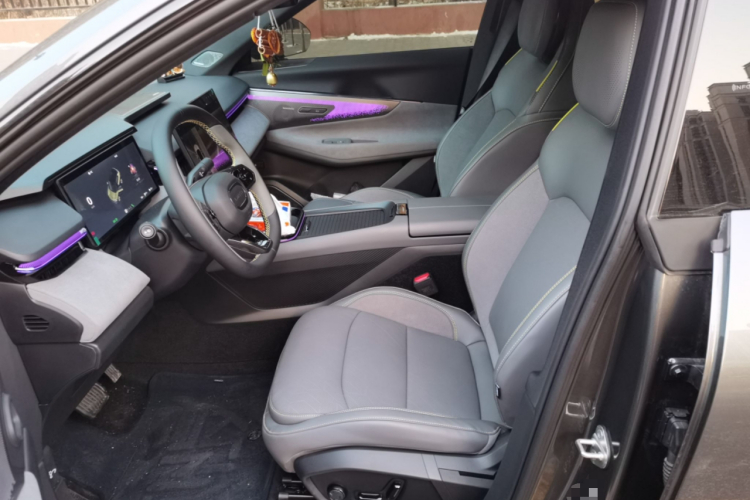 领克08 EM-P 2025款 120km 长续航Pro中控内饰19