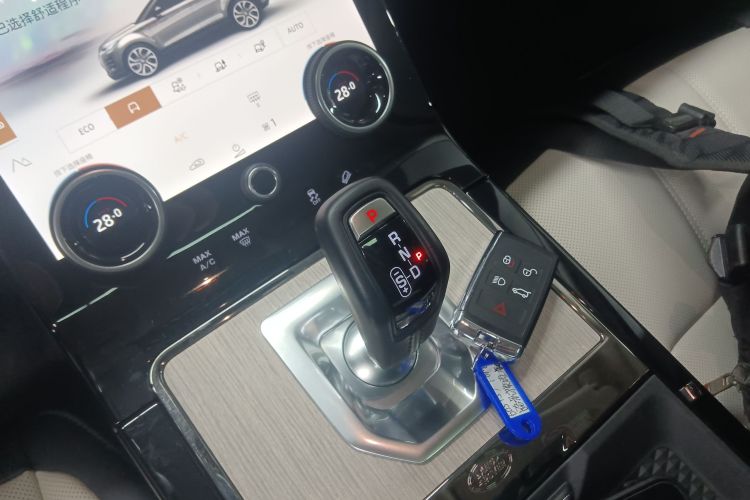 路虎 揽胜极光 2023款 极光L 249PS 豪华版中控内饰18