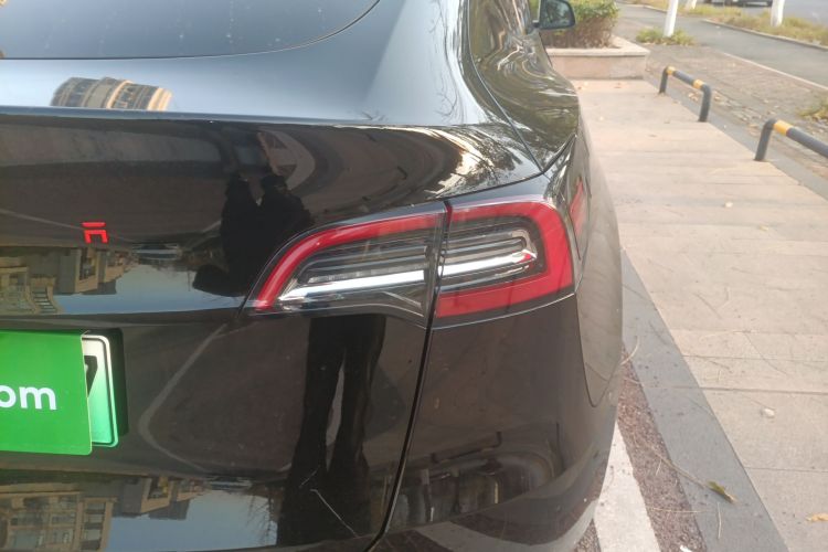 特斯拉 Model Y 2021款 标准续航后驱版车身外观9