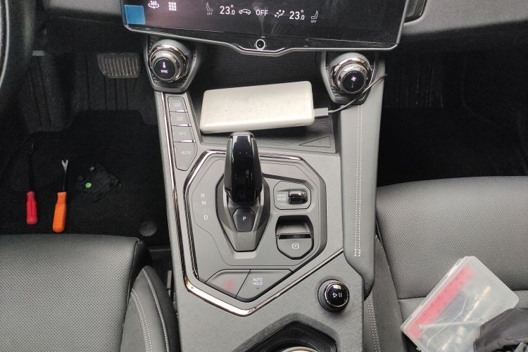 领克01 2021款 2.0TD 四驱暗夜版中控内饰18