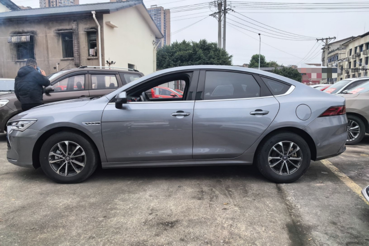 比亚迪 秦PLUS 2024款 荣耀版 DM-i 55KM领先型车身外观4