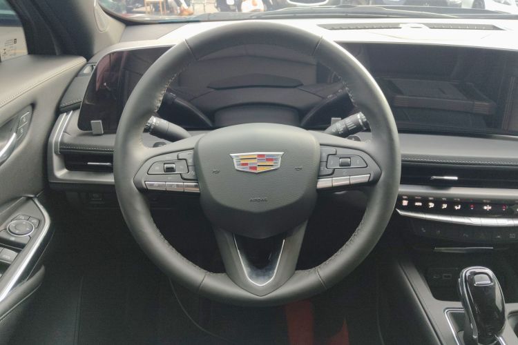 凯迪拉克XT4 2024款 28T 两驱尊贵型中控内饰13