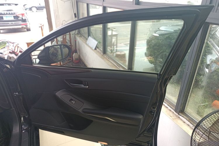 丰田 亚洲龙 2019款 2.0L 进取版 国VI中控内饰7005