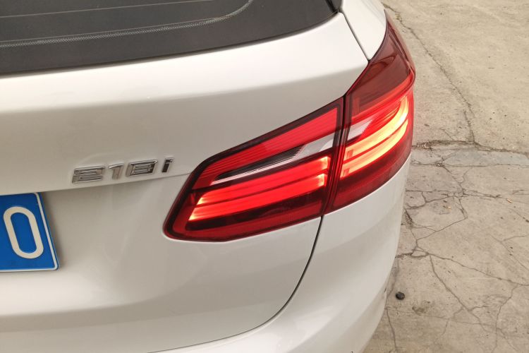 宝马2系旅行车 2016款 218i 领先型车身外观9