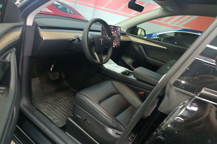 特斯拉 Model Y 2022款 长续航全轮驱动版中控内饰19