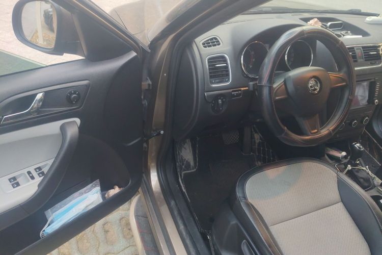 斯柯达 Yeti 2017款 TSI280 DSG前行版中控内饰20