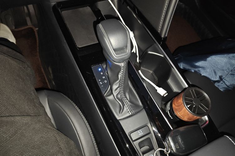 丰田 凯美瑞 2024款 双擎 2.0HE 精英版中控内饰18