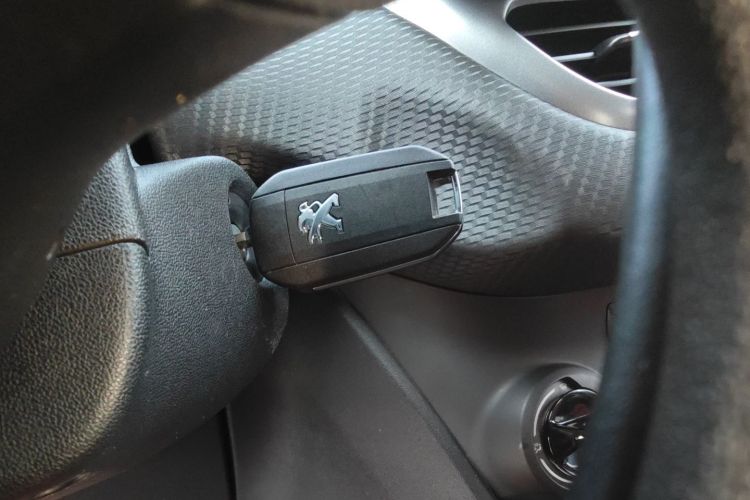 标致2008 2014款 1.6L 自动潮流版中控内饰11