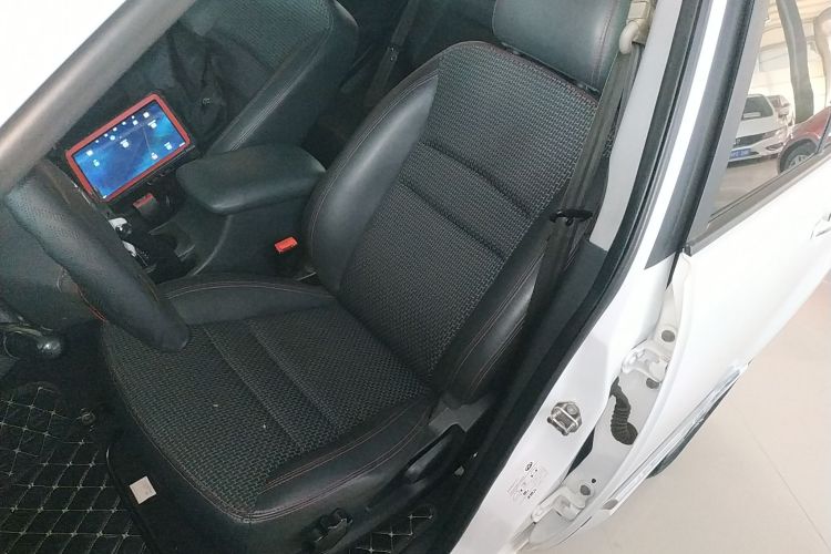 奇瑞 瑞虎3 2016款 1.6L CVT智尚版中控内饰19