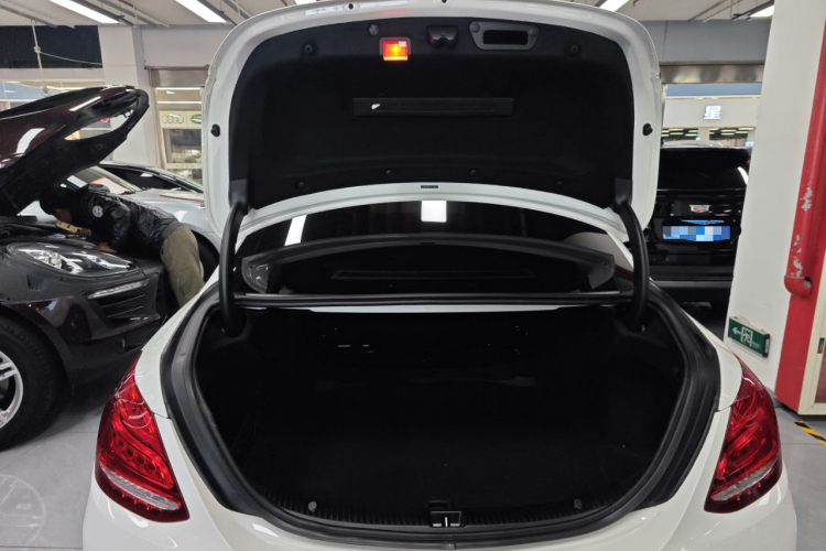 奔驰C级 2017款 C 180 L 运动版机舱底盘23