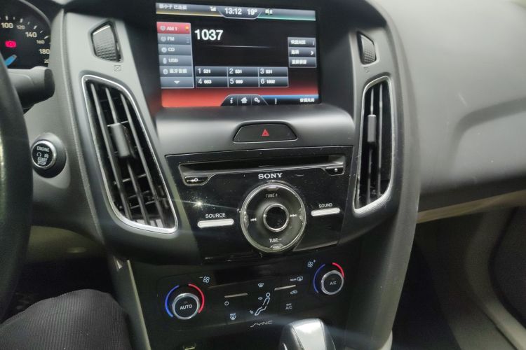 福特 福克斯 2015款 三厢 EcoBoost 180 自动旗舰型局部细节16