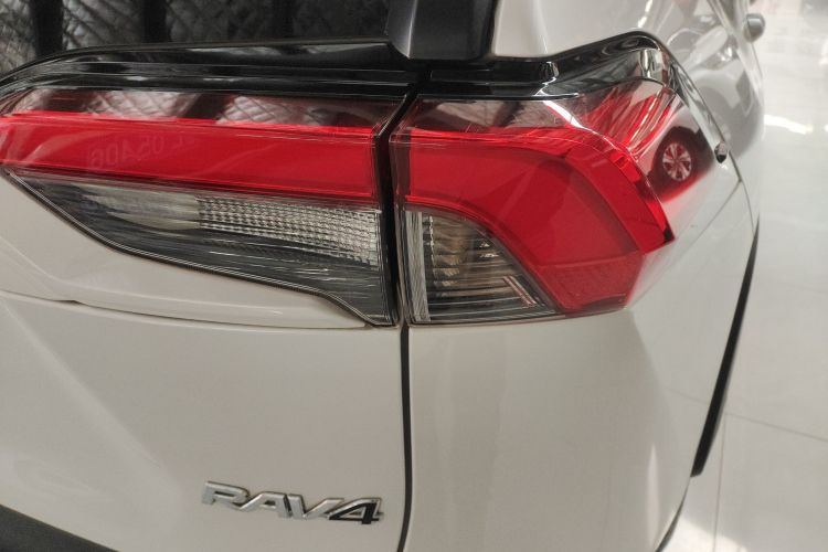 丰田 RAV4荣放 2023款 2.0L CVT两驱20周年铂金纪念版车身外观9
