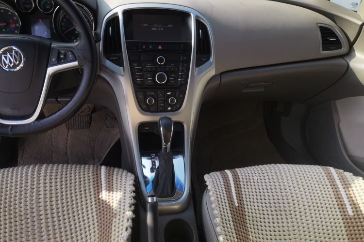 别克 英朗 2013款 XT 1.6L 自动时尚版中控内饰18