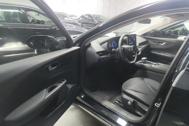 红旗E-QM5 2022款 431km 充电乐享版中控内饰7003