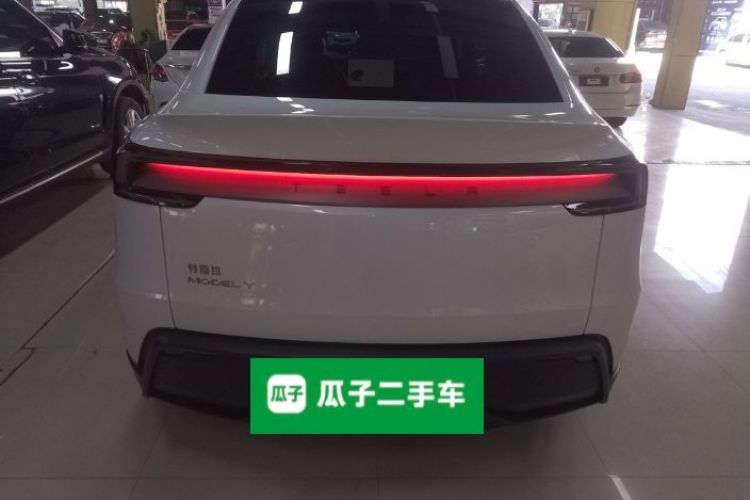 特斯拉 Model Y 2025款 后轮驱动版车身外观6
