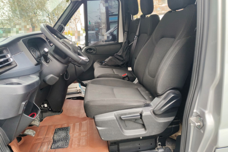 江铃福顺 2023款 2.0T 手动短轴中顶商运型多功能乘用车5座中控内饰19